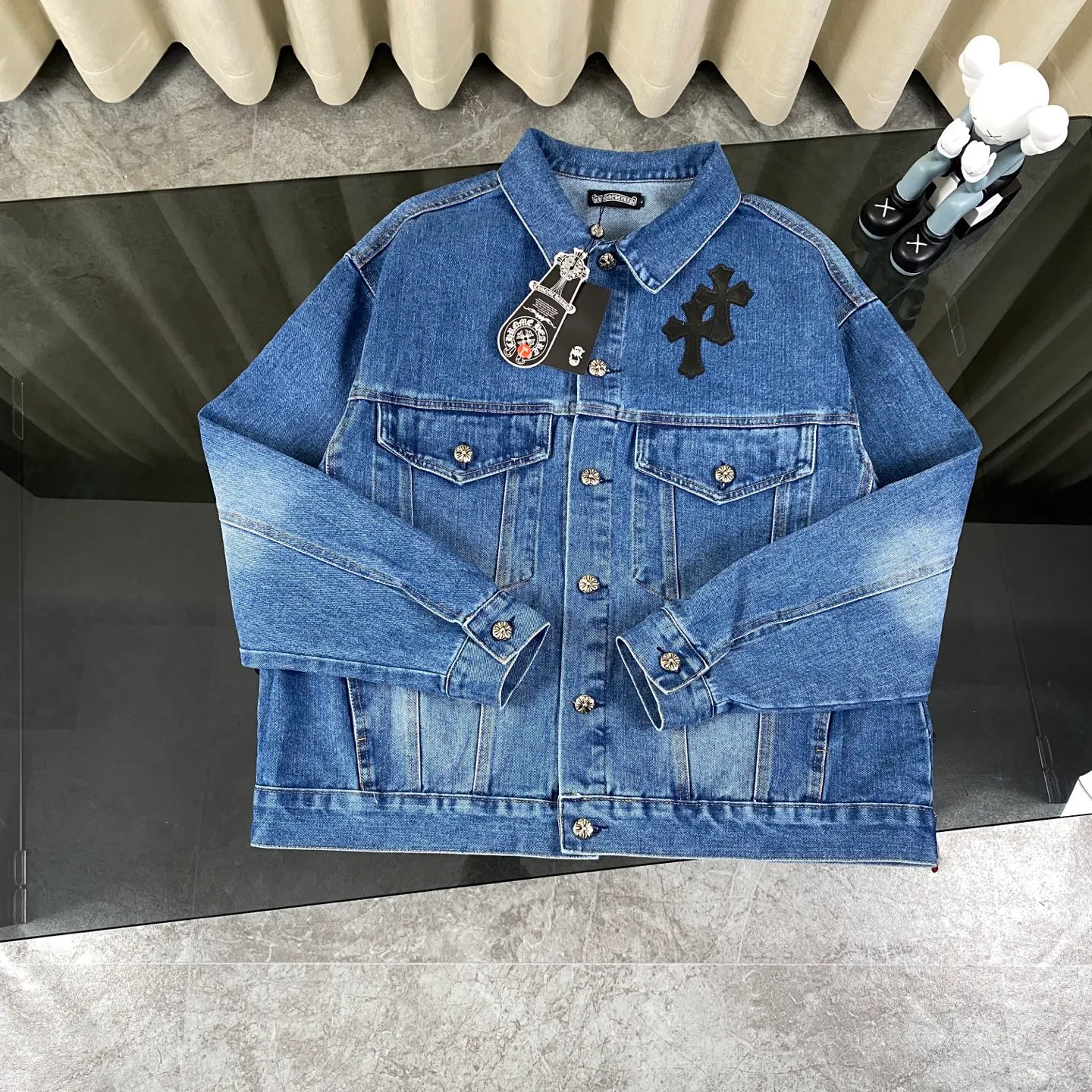 🅿️360 Chrome Hearts Chrome Hearts logo heavily embroidered leather classic couple style washed denim jacket. Super popular style is here. The best item for this weather is cool oversize style. The classic cross white logo is all over the whole dress, and the cross leather label on the back is the finishing touch. It is full of personality without being exaggerated. It is a perfect versatile style for spring and summer! It is made of 100% denim cotton fabric with heavy thread count and washed with water to ensure a stiff and tough shape while being comfortable and breathable against the skin. The high-density embroidery of Sanskrit letters is ultra-exquisite. The original molded custom buttons, large cross leather label, and Krossin silver details are all luxurious! Casual and loose fit, lazy and casual, the same style for men and women. It is very trendy to match it with sweatpants and wide-leg pants casually. The focus is on versatility. It can be used as a jacket in spring and autumn. It is amazing. Size: M–XL Color: Blue